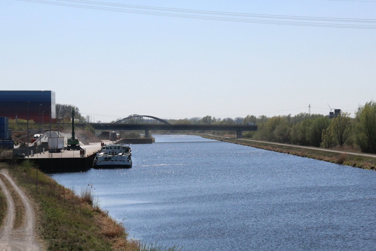 Blick auf den Havelkanal zu Tal und Hafen Wustermark am 21.04.2020. Auf diesem Kanal kann Berlin im Westen  umfahren  werden.  