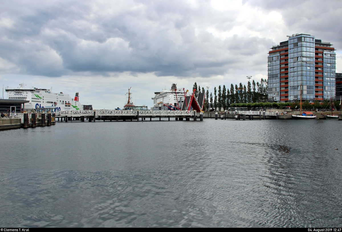 Blick auf die Hörn, Hafenspitze von Kiel und südliches Ende der Kieler Förde, mit der Hörnbrücke, eine Dreifeldzugklappbrücke, während des Einklappens.
[4.8.2019 | 12:47 Uhr]