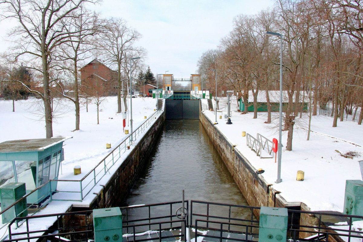 Blick auf den Kanalseitigen Teil / Kammer der  SCHLEUSE PAREY  am 13.02.2021. Diese Kammer ist 65m lang , die dahinterliegende Kammer / zur Elbe ist 70m lang. Diesen Schleusentyp nennt man Koppelschleuse.