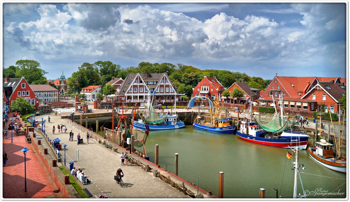 Blick auf den kleinen Hafen von Neuharlingersiel, im Juli 2014