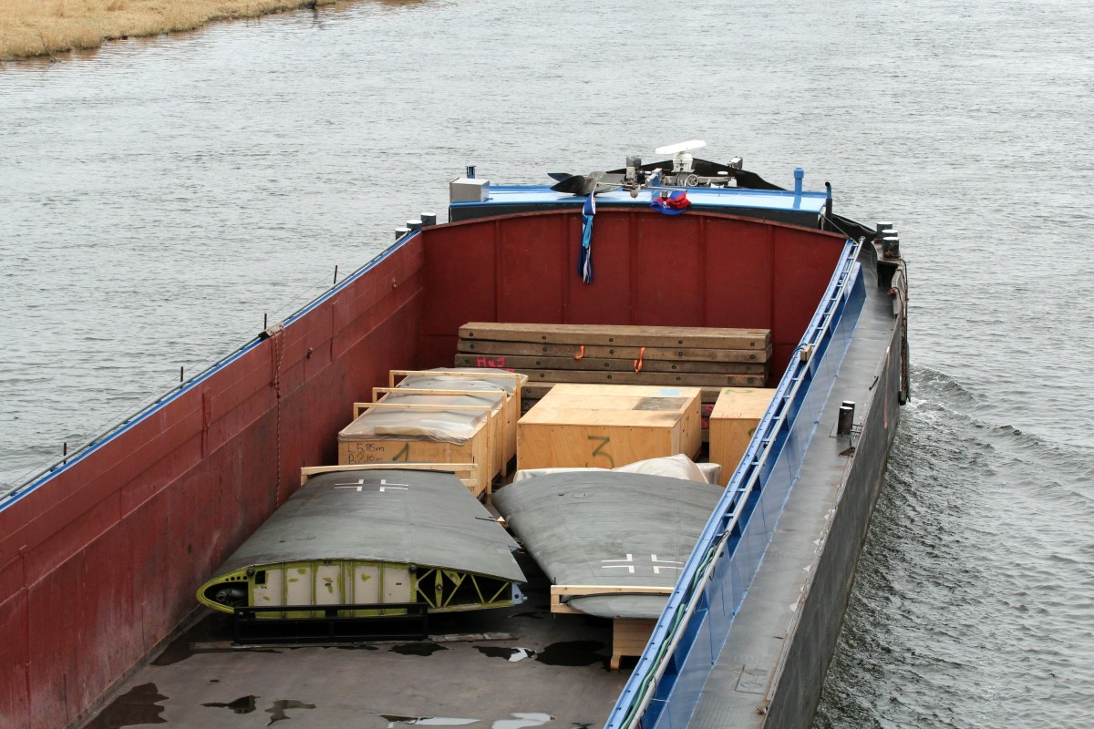 Blick auf die Ladung im  vorderen Teil  des  GMS Joliba (ENI 04022290 , 82 x 9m) am 12.03.2015 auf der Havel bei Strodehne. Das  GMS  war dort auf Talfahrt.