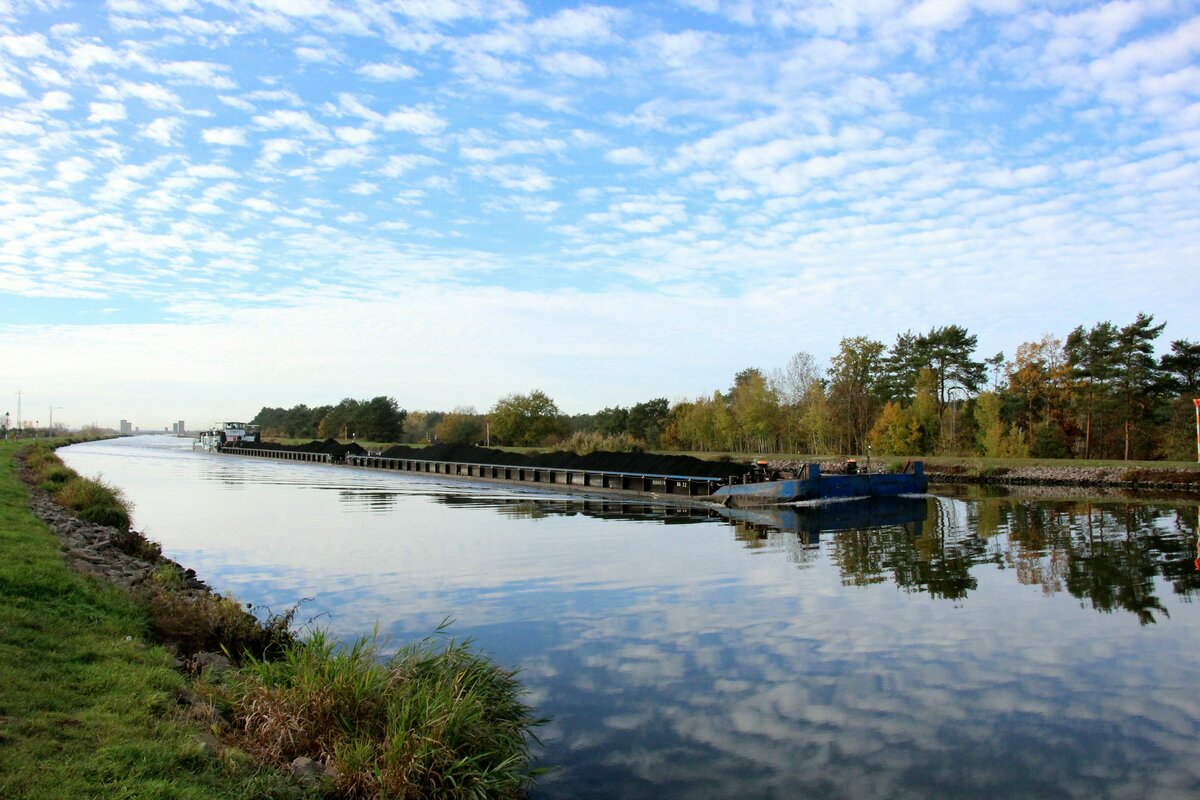 Blick auf den  MITTELLANDKANAL  , km 323 zwischen der Trogbrücke b. Hohenwarthe und der Doppelschleuse Hohenwarthe , am 12.11.2022. Der Schubverband mit den Leichtern UG22 und UG63 (jeweils 65m lang und 9,5m breit) und dem Schubboot Edo (23,21 x 8,19m) fuhr nach Berlin.