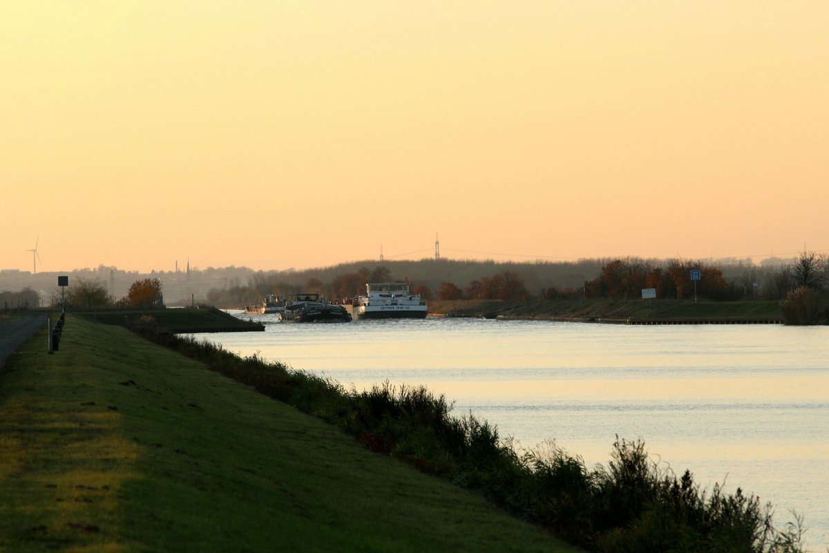 Blick auf den Mittellandkanal vom Schleusenbereich Rothensee Richtung Haldensleben. Die TMS Dettmer Tank 140 (04810300) und Dettmer Tank 50 (04017970) fuhren gen Westen , das GMS Lidmann & Megger (04003840) kam ihnen entgegen.