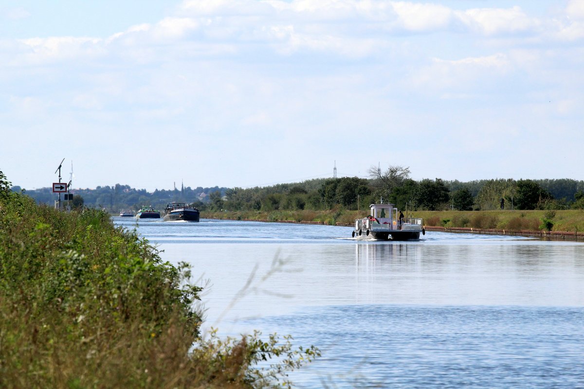 Blick auf den Mittellandkanal zw. den km 318...317 gen Westen am 28.08.2017. Das Boot Paradies (BRB-J 110) führte den Konvoi m. GMS Angelus-Dei (04001617) , KVB GSL Vera 2 (09548023) / GMS Vera (08545061) und dem TMS Bernhard Dettmer (04806430) an.