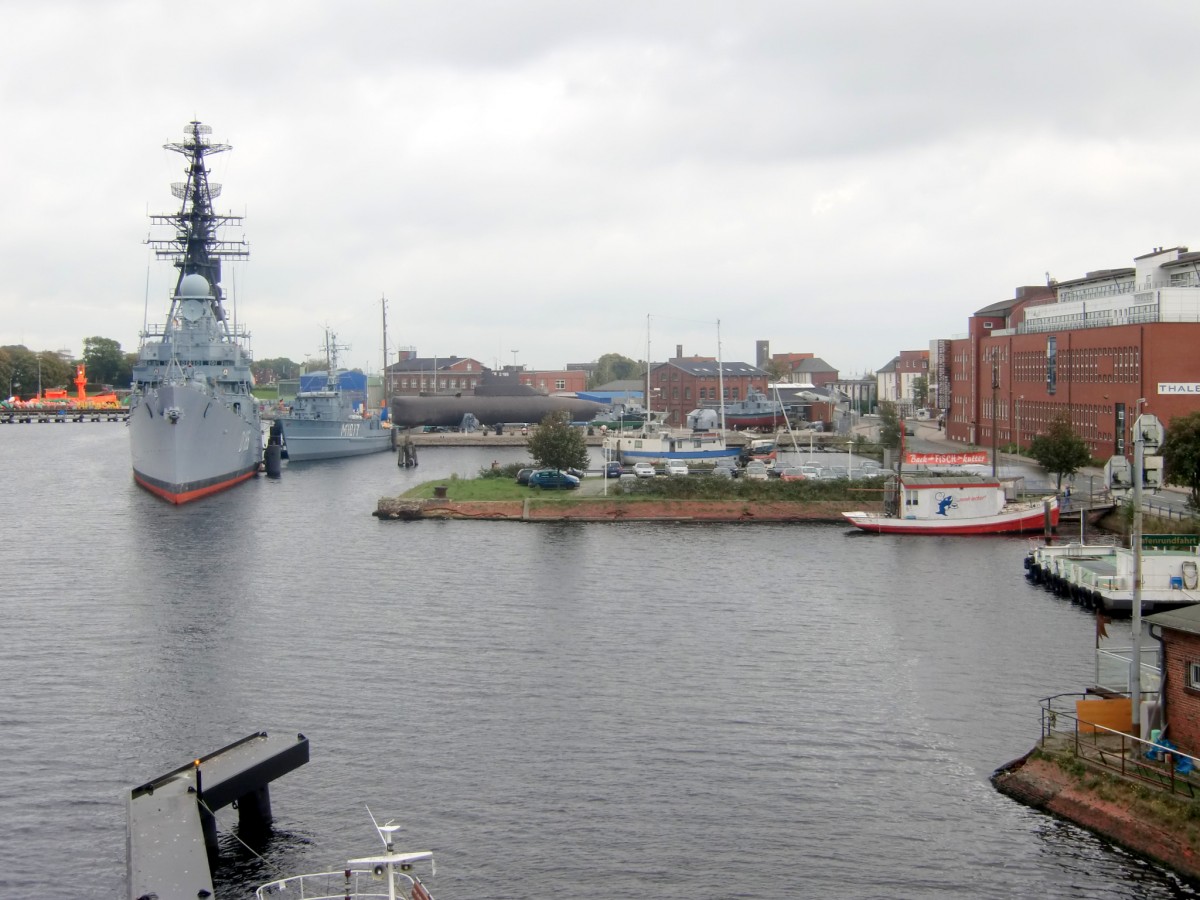 Blick auf den Museumshafen der Marine von WHV mit dem Lenkwaffenzerstörer MÖLDERS 
und dem Minenjagdboot  WEILHEIM  ,Foto von Sept.2013 ,Gruss Günter