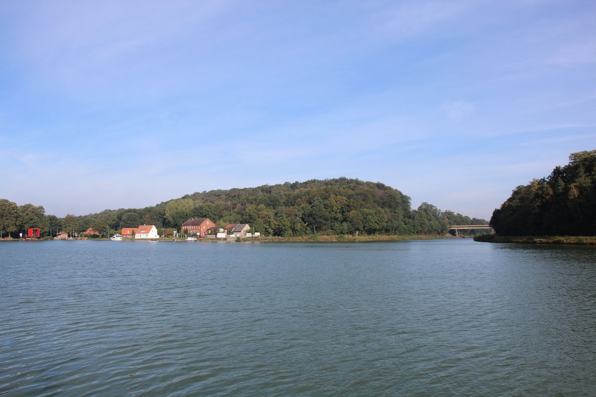 Blick auf das  NASSE DREIECK / DORTMUND-EMS-KANAL am 02.10.2020. Rechts im Bild der Beginn des  MITTELLANDKANALES / km 0 , links die Red Box - ein Info-Pavillon zum Thema Nasses Dreieck und die alte Schleuse Bervergern.  