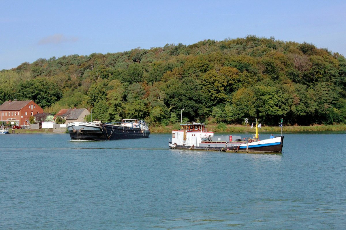 Blick auf das Nasse Dreieck am 02.10.2020. GMS FALKLAND  (02316222 , 54,96 x 7,20m) bog vom  MITTELLANDKANAL  kommend  nach Backbord in den  DORTMUND-EMS-KANAL  ein. Das Bunkerboot Boltentor (05400300 , 25,48 x 4,20m) wechselte vom Süd-zum Nordufer des DEK.