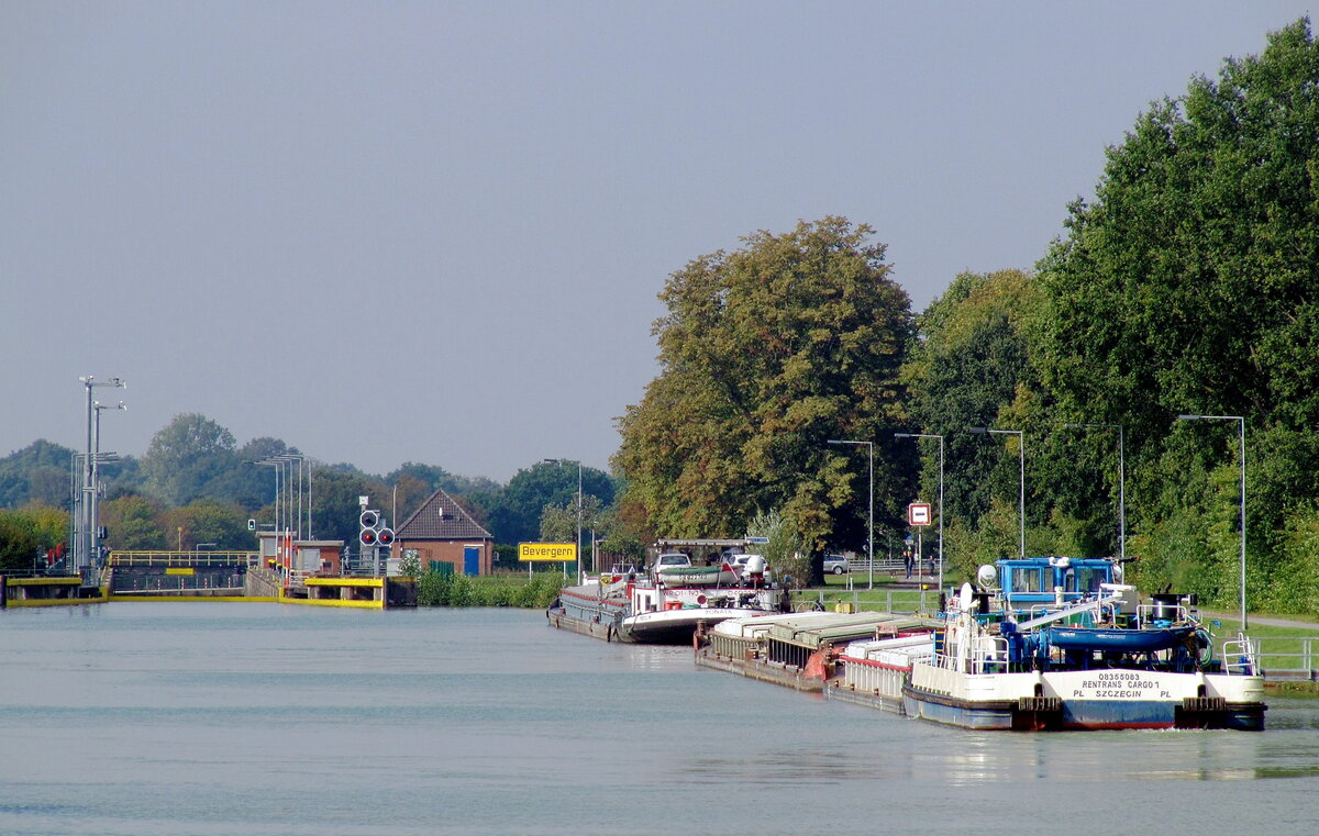 Blick auf das Oberwasser der  SCHLEUSE BEVERGERN  /  DORTMUND-EMS-KANAL  am 03.10.2020. Das Schubboot Renntranscargo 1 (08355083) sowie das GMS Bonata (04022740) warteten auf die Talschleusung. 