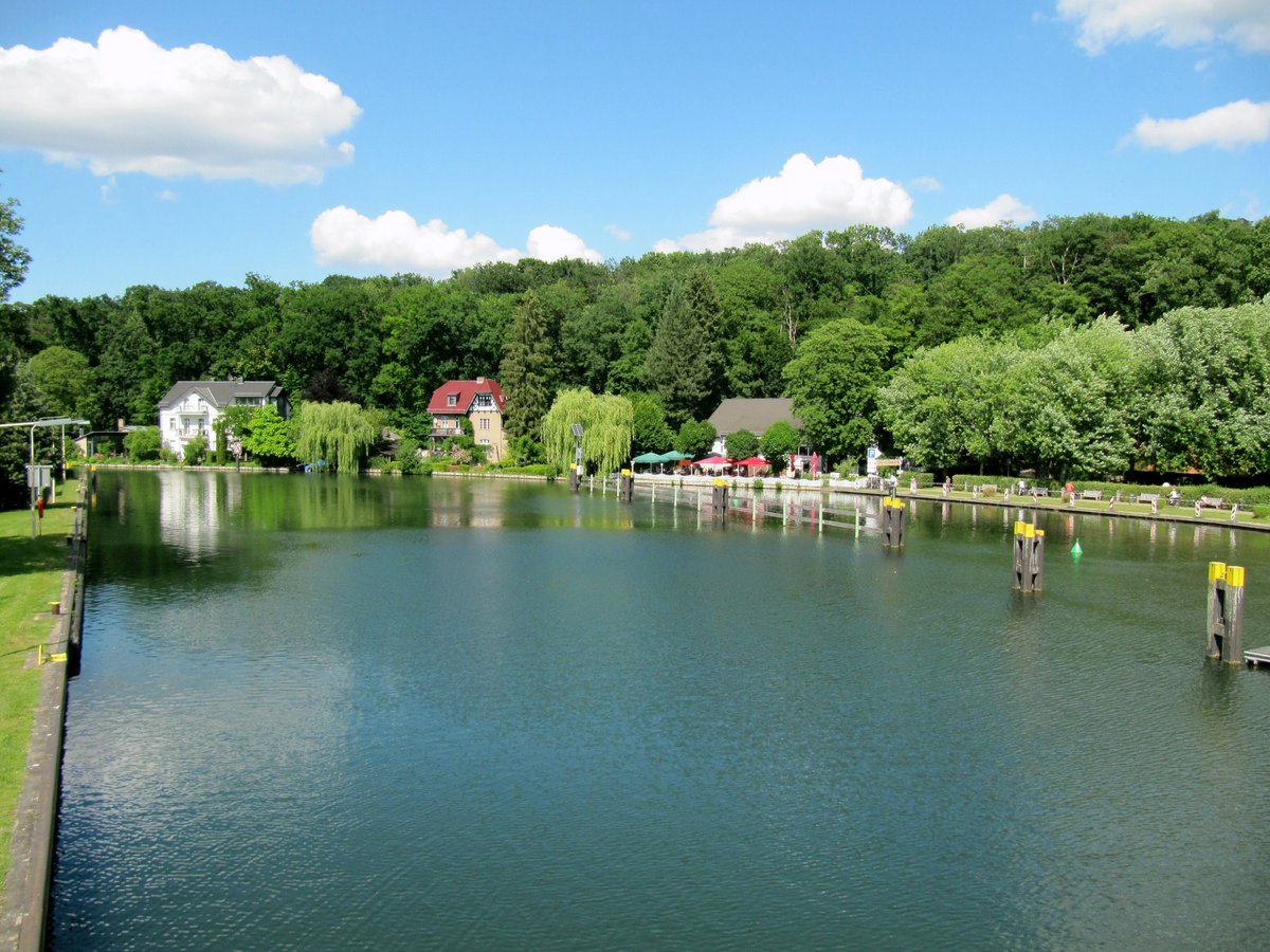 Blick auf das Oberwasser der Schleuse Wolterdorf (der Mühlenteich) am 22.06.2020. Rechts hinter den Dalben ist die Sportboot-Meldestelle für die Schleuse und das Lokal Liebesquelle. Links geht es über den Kalkfließ zum Kalksee und nach Rüdersdorf. 