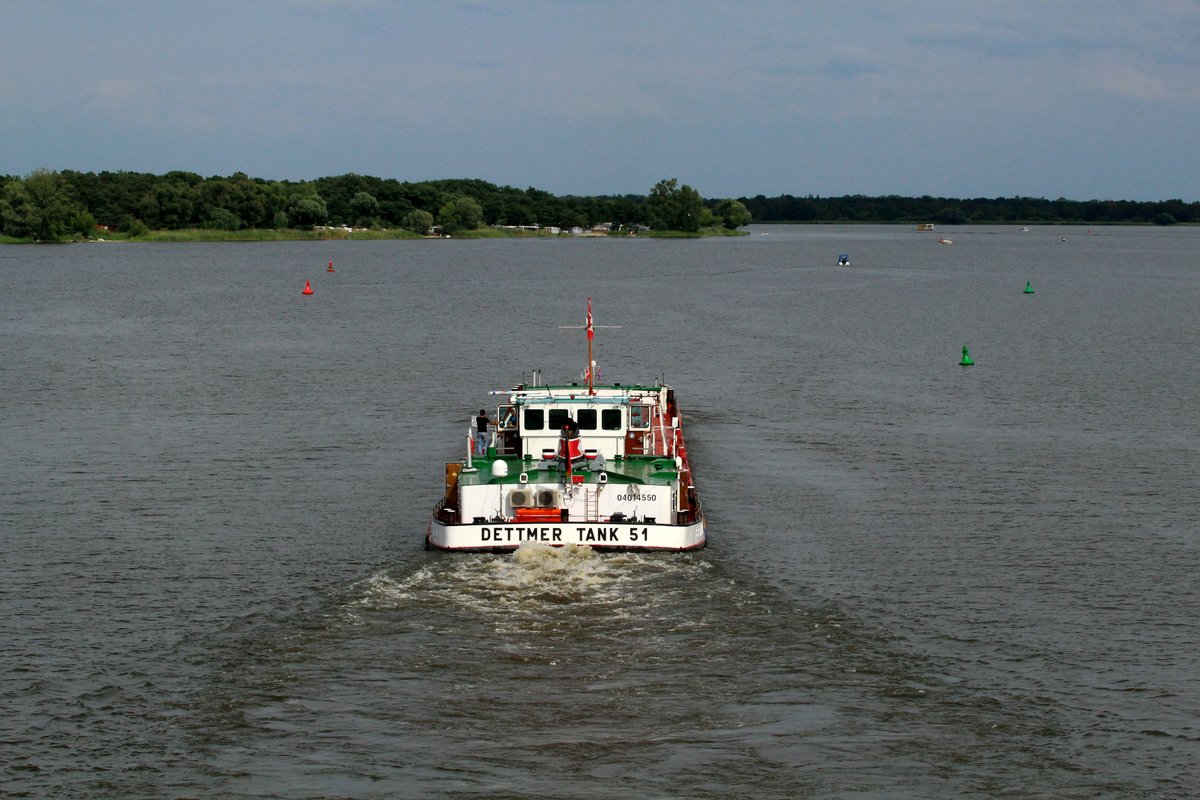 Blick auf den Plauer See und das TMS Dettmer Tank 51 (04014550) am 12.07.2016 Richtung Osten. Der Plauer See wird von der Havel durchflossen und ist Bestandteil des Elbe-Havel-Kanales.