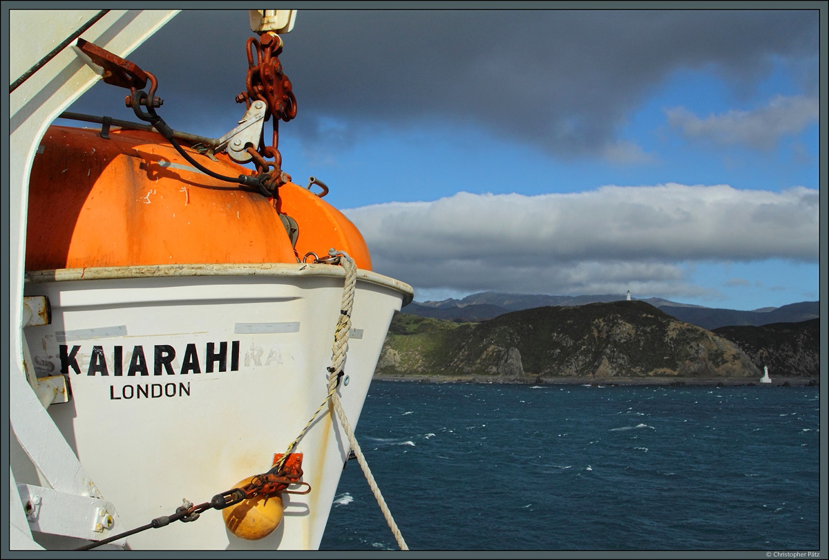 Blick auf das Rettungsboot der Neuseeländischen Fähre Kaiarahi und die Leuchttürme am Pencarrow Head bei Wellington. (19.10.2016)