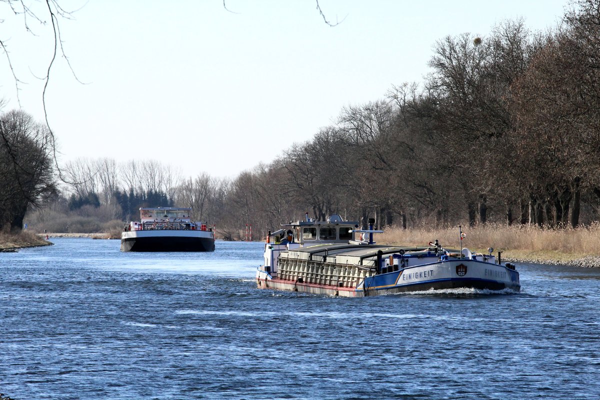 Blick auf den Sacrow-Paretzer-Kanal / UHW / km 31 am 18.03.2018. GMS Einigkeit (04010060 , 62 x 6,4m) und TMS Dettmer Tank 140 (04810300 , 86 x 11,45m) fuhren zu Berg nach Berlin.