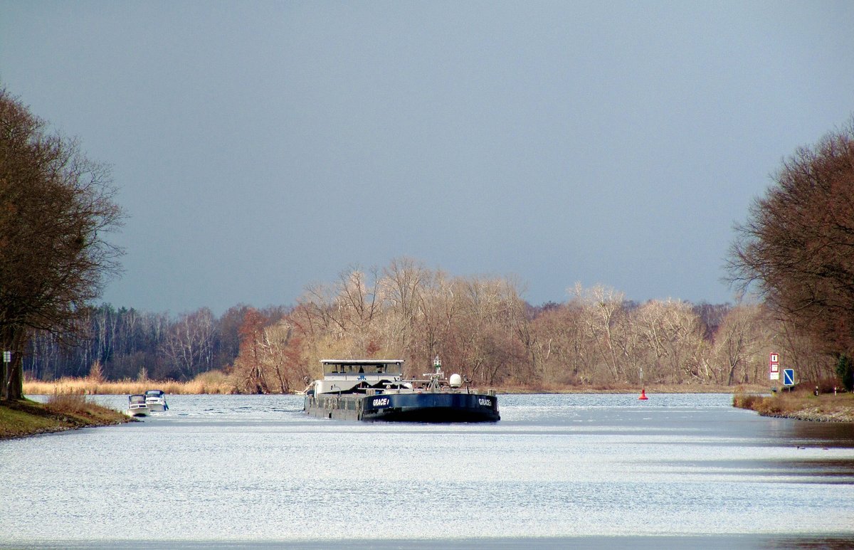 Blick auf den  Sacrow-Paretzer-Kanal / UNTERE HAVEL-WASSERSTRASSE km 27 bei Schlänitzsee zu Tal. Der Koppelverband mit GSL GRACE I (02338756 , 86 x 9,60m) & SGMS GRACE II (02338757 , 86 x 9,60) war auf Bergfahrt nach Berlin.