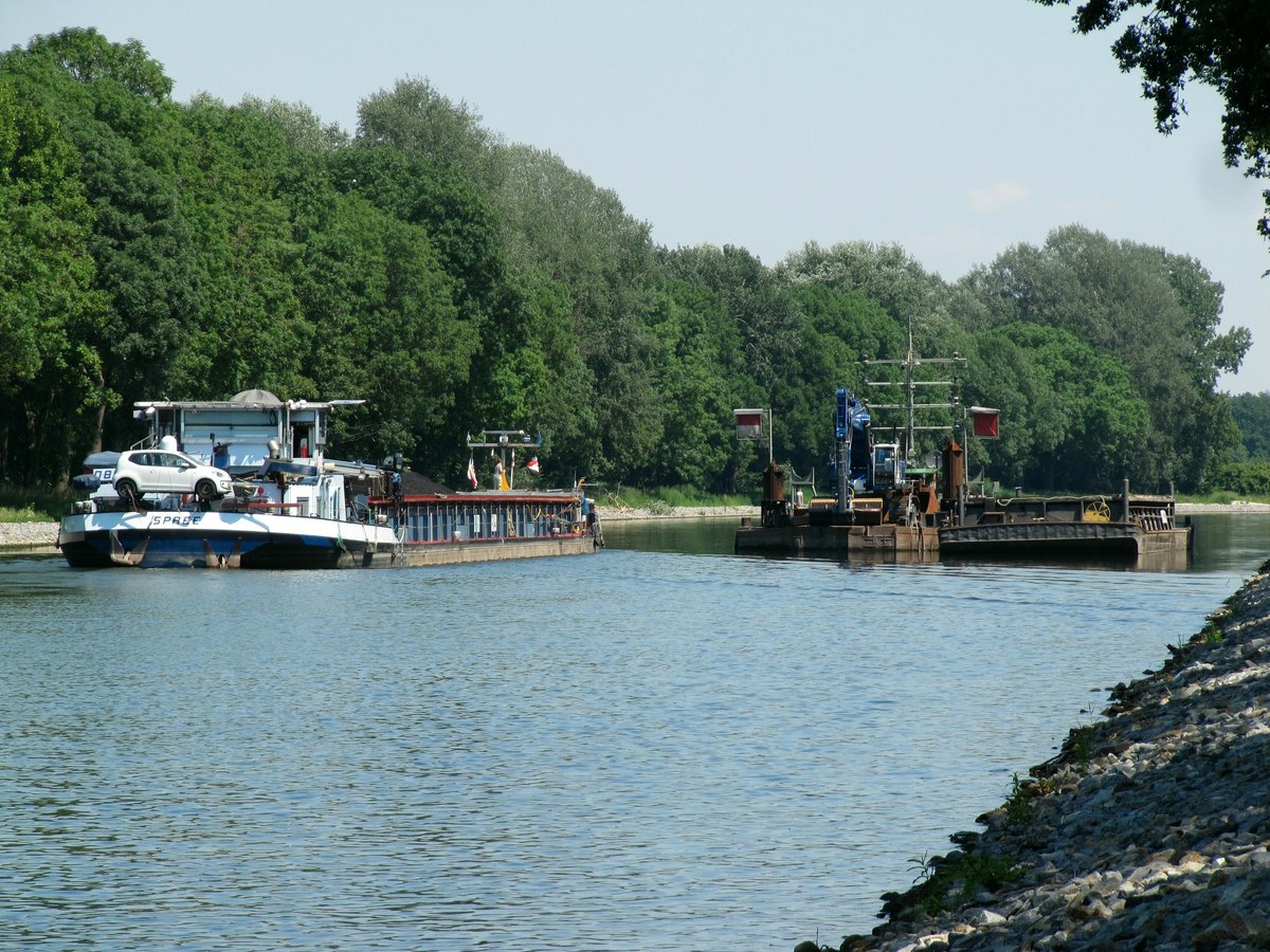 Blick auf den Sacrow-Paretzer-Kanal bei km 30 in Richtung Osten. Das GMS Spree (05110500) passiert eine Wasserbaustelle zu Berg.