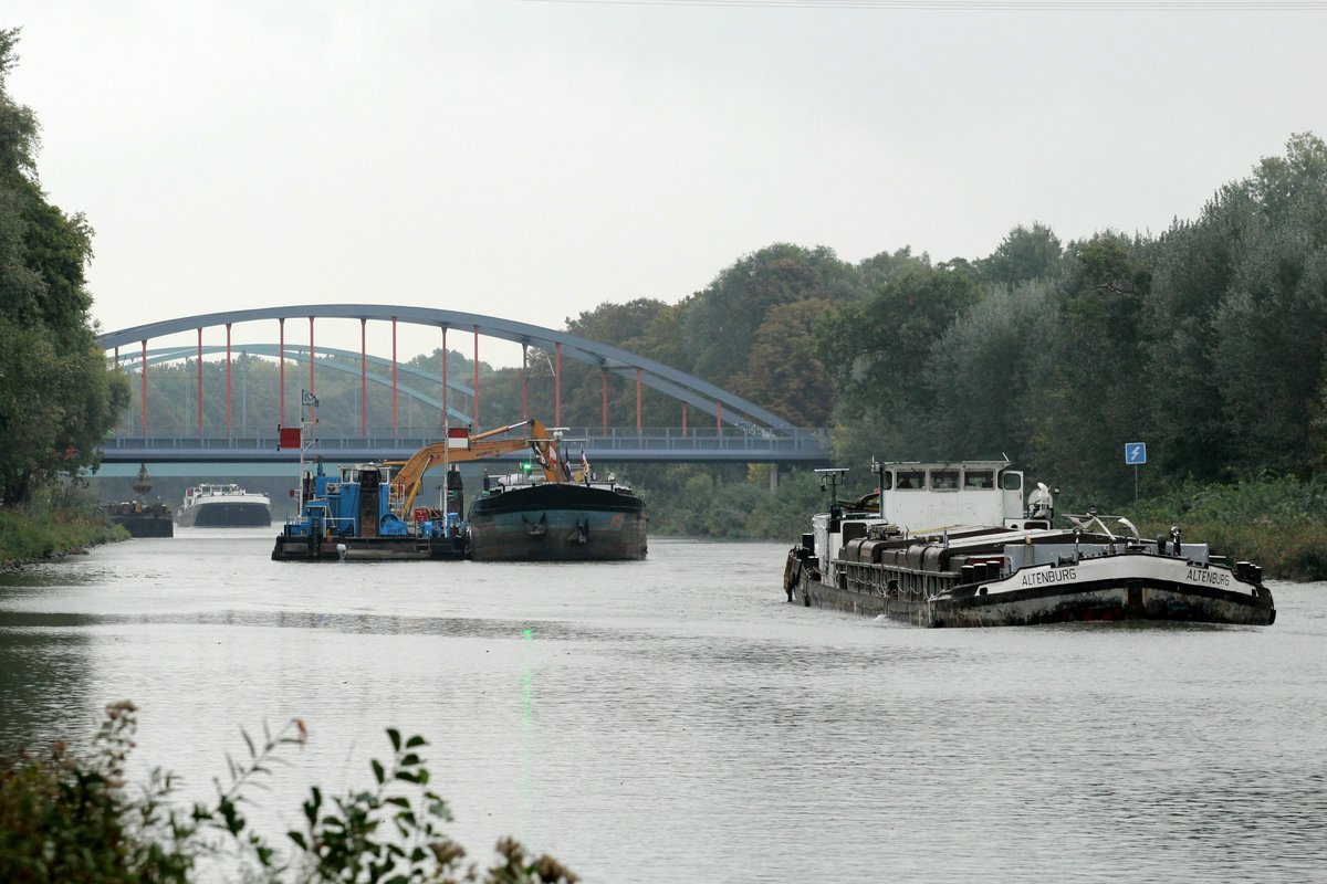 Blick auf den Sacrow-Paretzer-Kanal (UHW) vom nördlichem Ufer (Nähe Schloßpark Marquardt) Richtung Osten. Das GMS Altenburg (04031130) hat die Wasserbaustelle passiert und fährt zu Tal. Weiter hinten nähert sich das  TMS Dettmer Tank 87 (04019210).