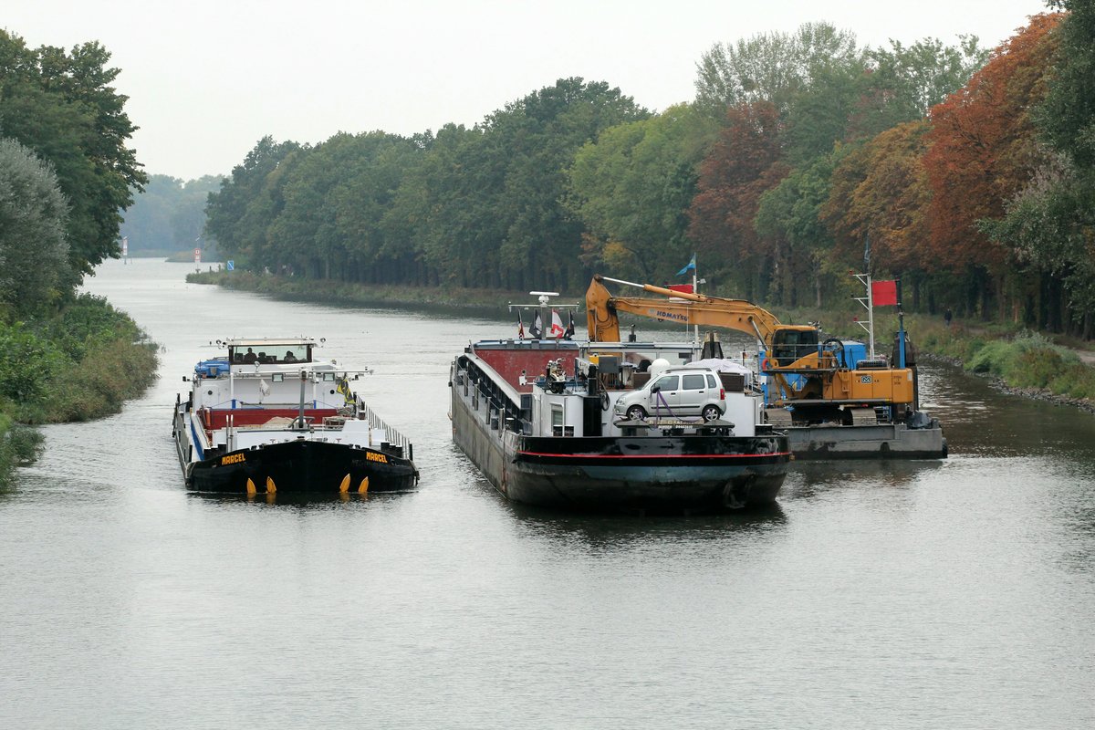 Blick auf den Sacrow-Paretzer-Kanal (UHW) v.d. Eisenbahnbrücke Marquardt Richtung Westen zum Schlänitzsee. Das Baggerschiff F Amstetten (04030480) belädt das GMS Nebokadnezar (04403610) mit Aushubmaterial. Das GMS Marcel (04030900) fährt langsam an den beiden zu Berg vorbei. 13.10.2016