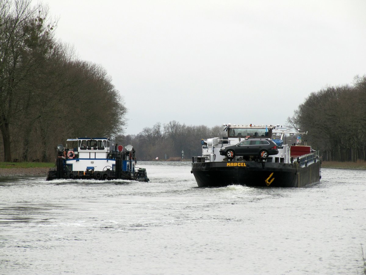 Blick auf den Sacrow-Paretzer-Kanal UHW zw. den km 26...27 am 14.12.2017. GMS Marcel (04030900) begegnet dem Bergfahrer Schubboot 2328 (05602400).