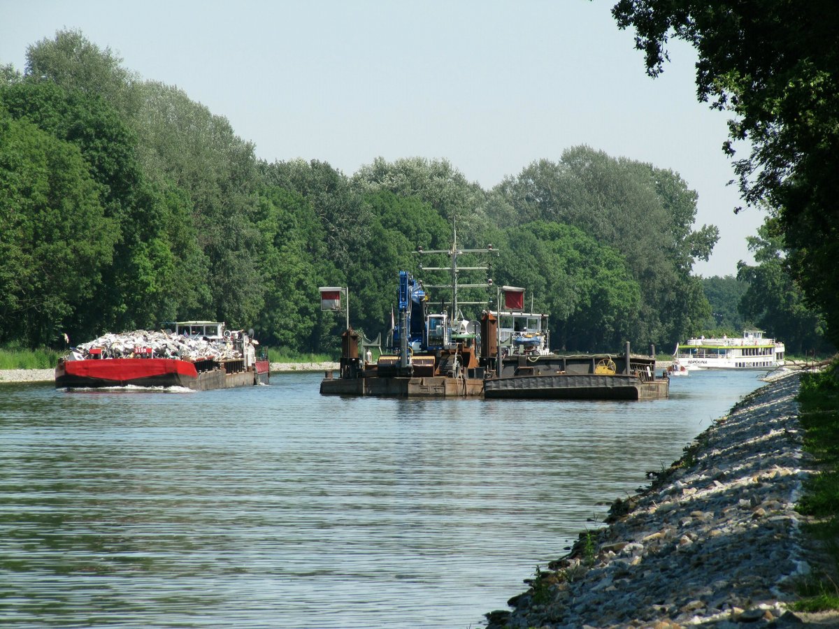 Blick auf den Sacrow-Paretzer-Kanal zw. Schlänitzsee und Göttinsee am 24.06.2016. Zu Tal passiert ein Schubverband mit SB Bizon-0-141 (08356048) eine Wasserbaustelle und zu Berg (im Hintergrund) fährt das FGS Berolina (05600830) nach Berlin. 