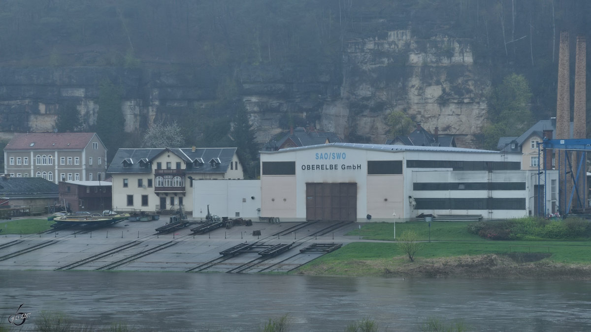 Blick auf die Schiffswerft Oberelbe GmbH in Bad Schandau. (April 2017)