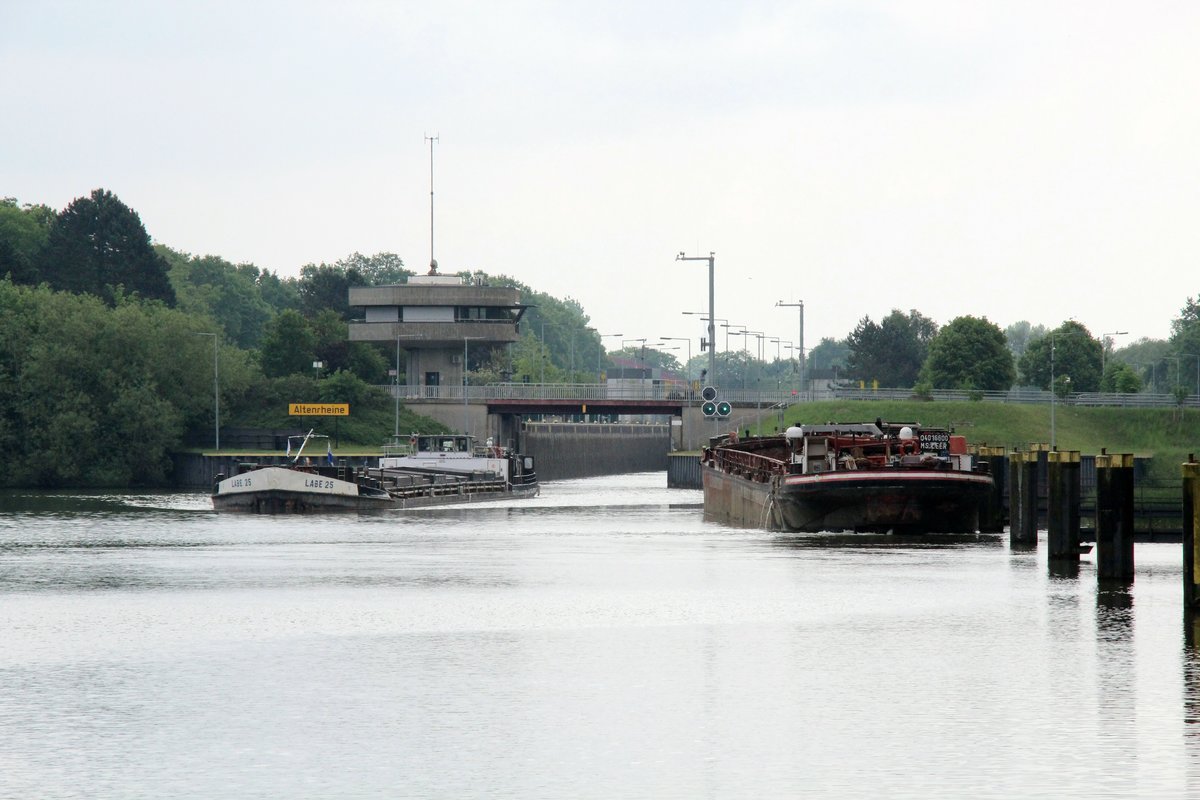 Blick auf die Schleuse Altenrheine im Dortmund-Ems-Kanal am 11.05.2018. GMS Leer (04016600) fuhr zur Bergschleusung ein , GMS Labe 25 (08451014) setzte seine Talfahrt Richtung Schleuse Venhaus fort.