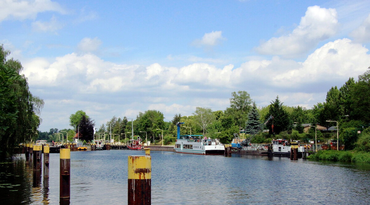 Blick auf die  SCHLEUSE BERLIN-PLÖTZENSEE  /  BERLIN-SPANDAUER-SCHIFFFAHRTSKANAL  am 25.06.2021. Auf die Einfahrt mußten das Schubboot Paula (04802120) und das FGS Müritz (05803850) noch wenige Minuten warten.