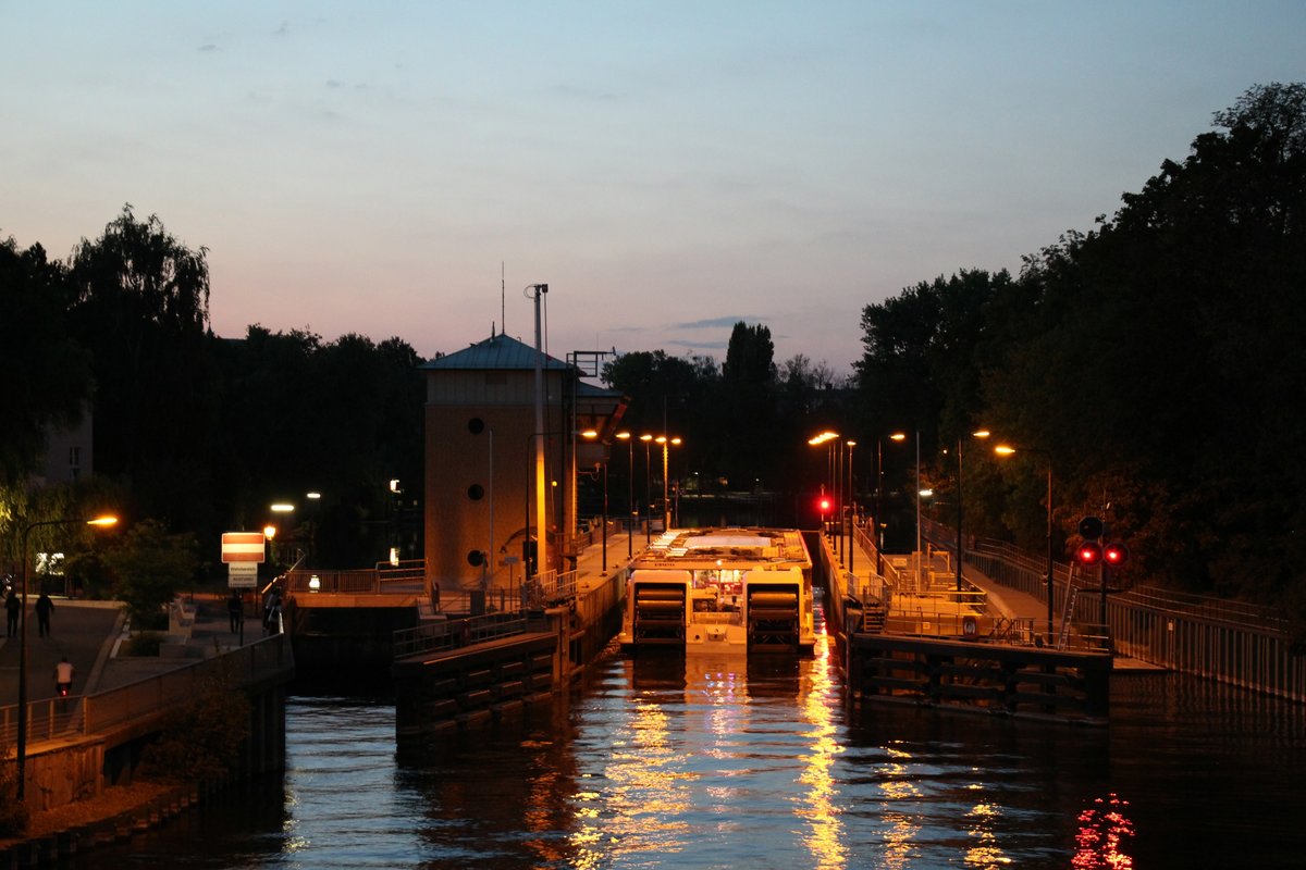 Blick auf die Schleuse Berlin-Spandau , Teil der Havel-Oder-Wasserstrasse , am 09.09.2018 mit dem allerletztem Licht. Das KFGS Elbe Princesse (01840744 , 95,37 x 10,50m) ist zur Bergschleusung eingefahren.