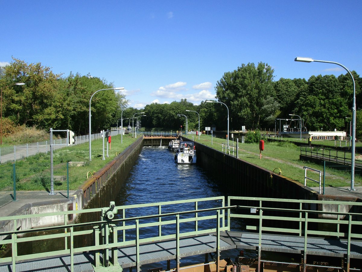 Blick auf die Schleuse BISCHOFSWERDER / VOßKANAL / OBERE-HAVEL-WASSERSTRASSE am 03.09.2020. Die Kammernutzlänge/-breite beträgt 83,50 x 10,50m. Der Blick geht zu Berg. Dies ist eine Selbstbedienungsschleuse.