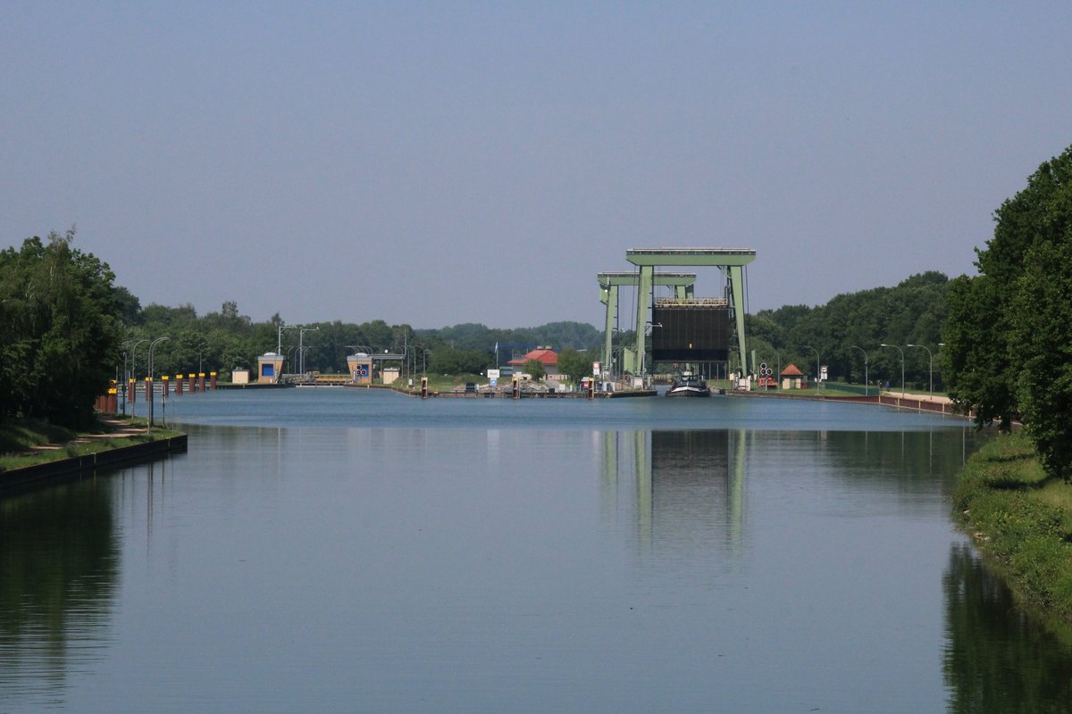 Blick auf die Schleuse Flaesheim im Wesel-Datteln-Kanal (WDK) von der Strassenbrücke der L 609 am 14.05.2018. Rechts die grosse Kammer mit 225m Länge und links die kleine Kammer mit 110m Länge. Beide Kammern sind je 12m breit.