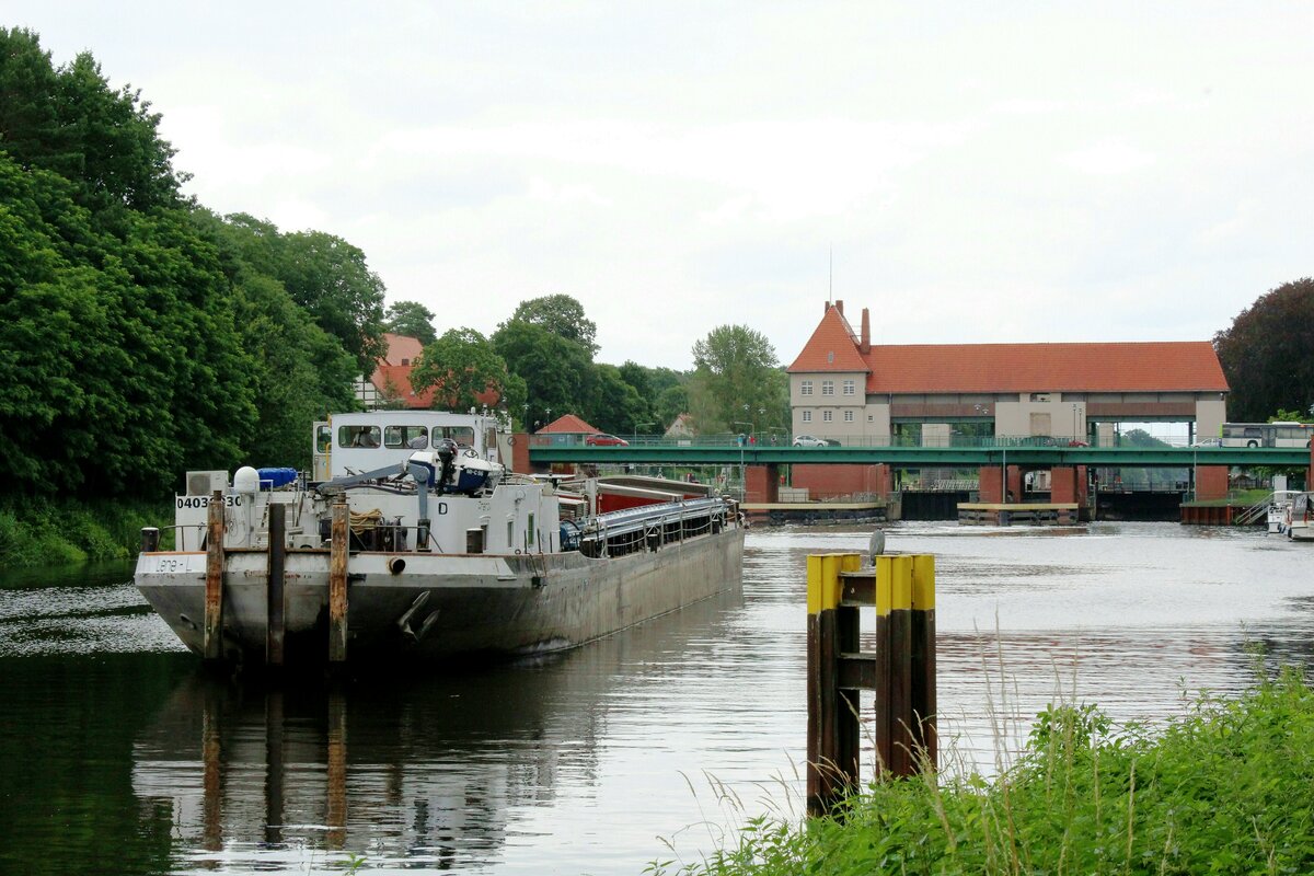 Blick auf die  SCHLEUSE KLEINMACHNOW  /  TELTOWKANAL  am 19.07.2021. Das GMS  LENE-L (04030930 , 67 x 8,2m) mußte im Unterwasser auf die Bergschleusung in der Nordkammer warten. 