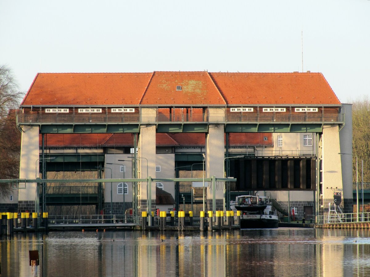 Blick auf die Schleuse Kleinmachnow im Teltowkanal von Ost nach West. In die mittlere Kammer ist ein Poln. GMS eingefahren und wird zu Tal geschleust. Links im Bild die Südkammer. 08.12.2017 