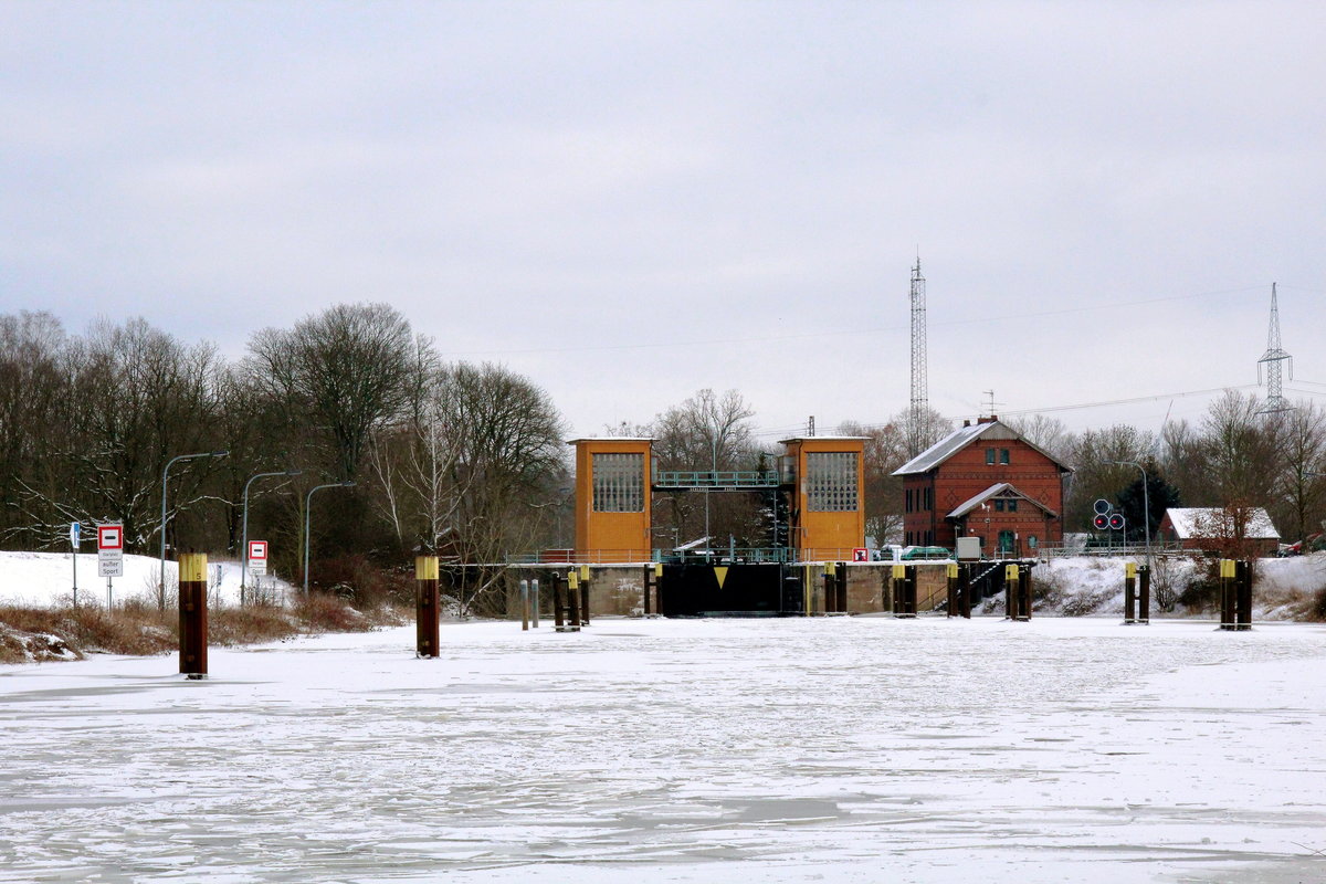 Blick auf die  SCHLEUSE PAREY  am 13.02.2021 zu Berg / von der Elbe.