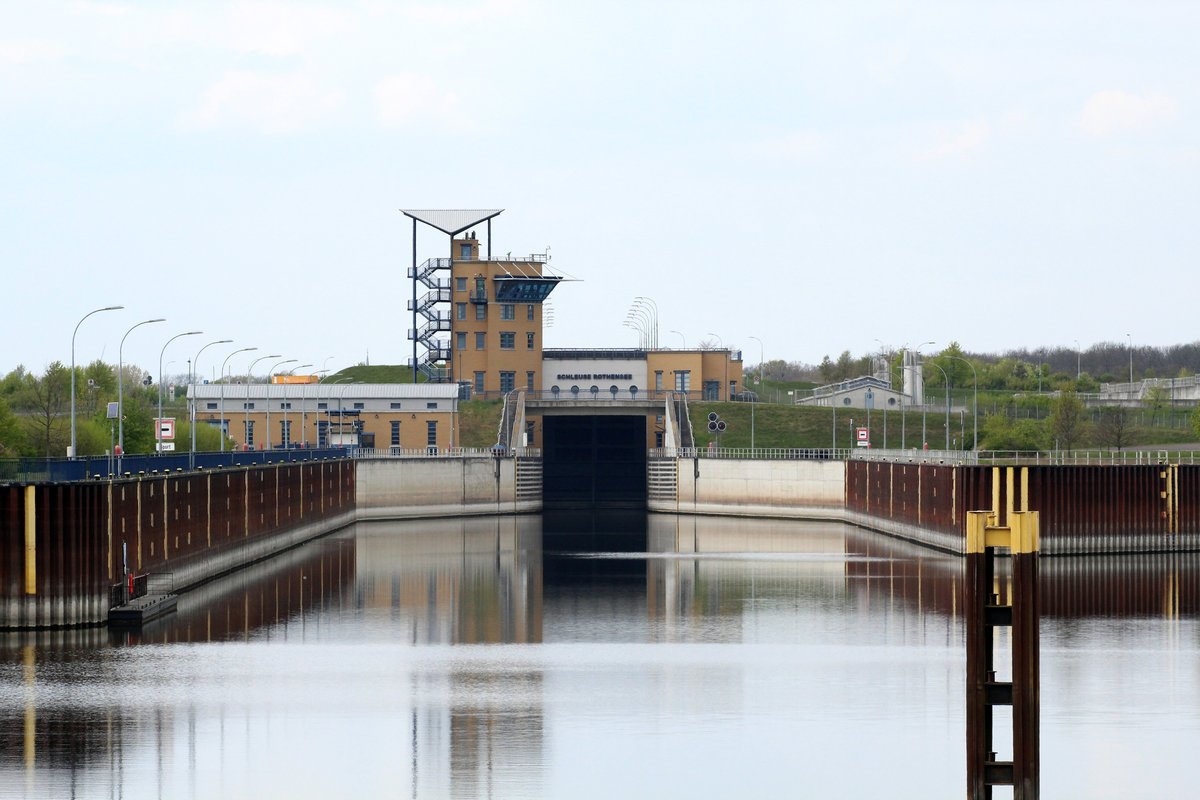 Blick auf die Schleuse Rothensee und den Unteren Vorhafen am 28.04.2017 vom Ufer des Abstiegskanales.