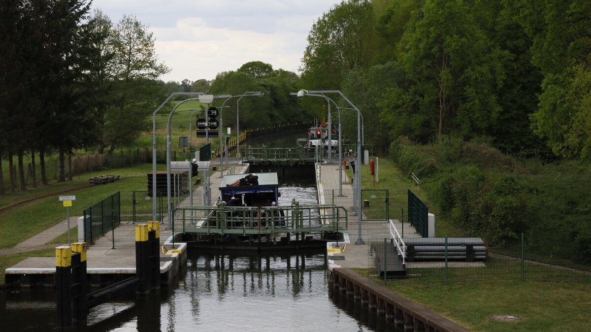 Blick auf die Schleuse Voßwinkel zwischen Woblitzsee und Zierker See, am Kammerkanal. 
13.05.2022  11:22 Uhr.