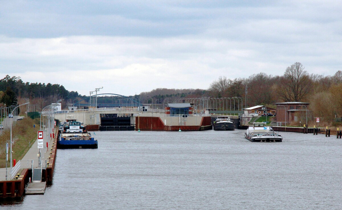 Blick auf die  SCHLEUSE WUSTERWITZ / ELBE-HAVEL-KANAL  am 07.04.2021. Die GMS Da Capo (04300130) und Patrick V (08300129) verließen gerade die  alte  Nordkammer Richtung Brandenburg/Havel.