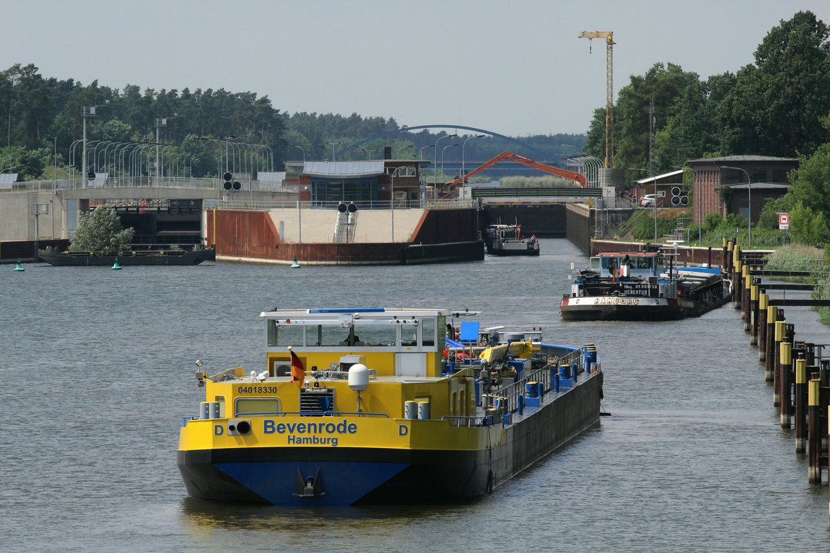 Blick auf die Schleuse Wusterwitz von der gleichnamigen Strasse am 28.06.2017. GMS Mercator (05501730) und TMS Bevenrode warten auf die Einfahrt zur Bergschleusung.