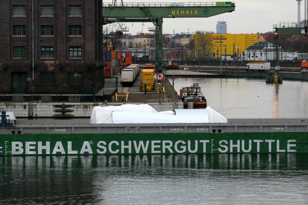 Blick auf den Schriftzug und teilw. auf die Ladung des RoRo-GSL Ursus (04810440 , 64,50 x 9,50m) am 16.02.2016 im Berliner Westhafen.