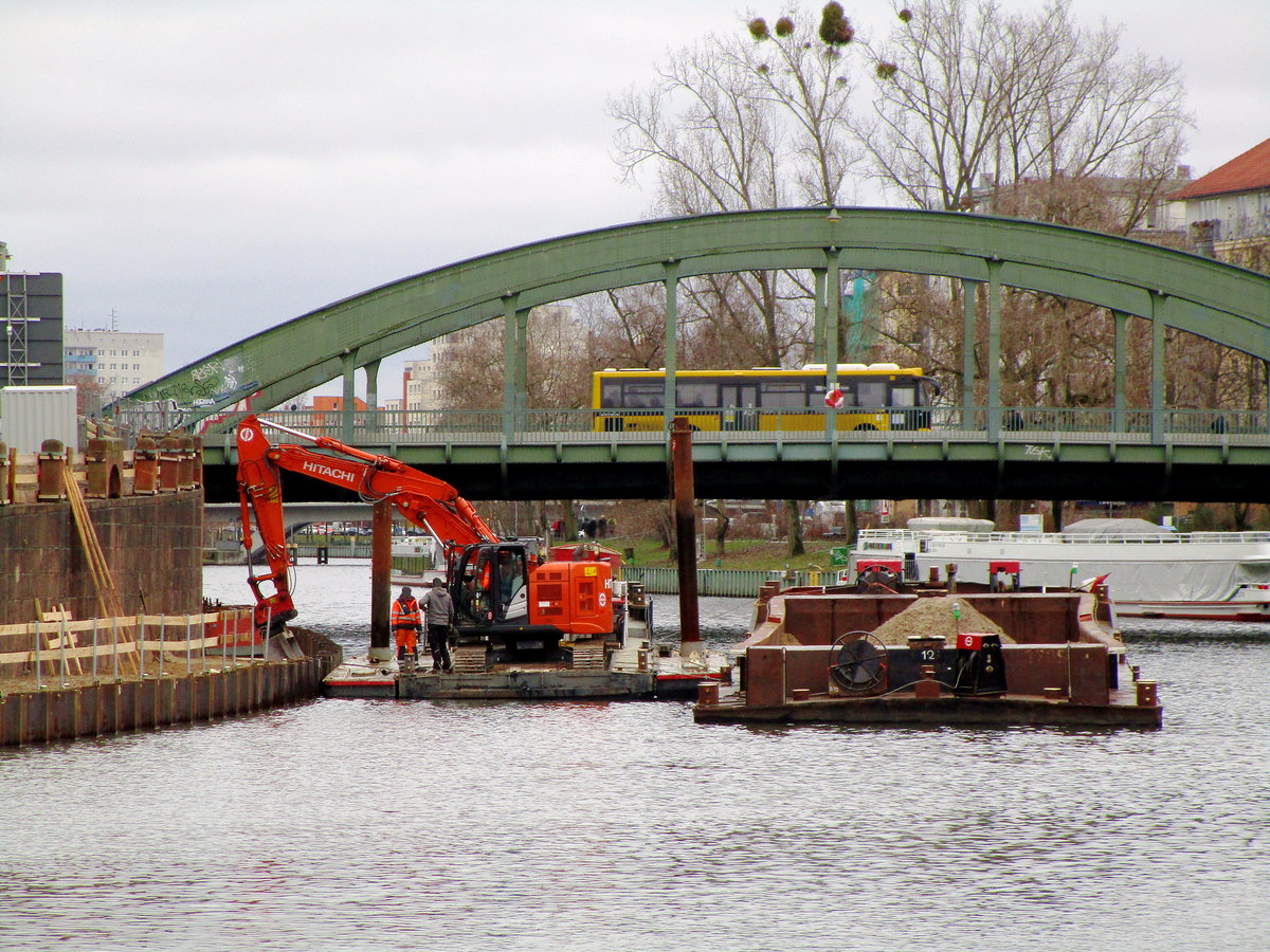 Blick auf die  SPREE / SOW  vom Schlosspark Charlottenburg zur Schlossbrücke am 13.01.2021. Am nördlichen Ufer muß die Ufermauer abgetragen und erneuert werden. Dazu wurde eine Spundwand gesetzt und das Wasser mittels angeliefertem Sand rausgedrängt.   