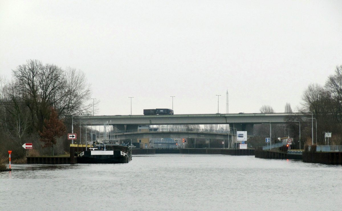 Blick auf die  SPREE in Berlin-Charlottenburg zu Berg zur gleichnamigen Schleuse am 25.01.2021. Die Schleuse macht z.Zt. zw. 12:30 - 13:30 Betriebspause , daher das entsprechende Signal. GMS  CHARLY  (05601430) lag an der Koppelstelle. 