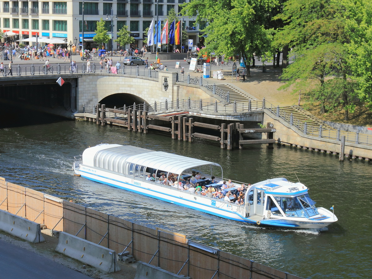 Blick auf die Spree mit dem Fahrgastschiff  MS Pergamon  der Stern- und Kreisschifffahrt GmbH, das gerade den Schlossplatz durchfahren hat, gesehen aus dem Berliner Schloss am 12. Juni 2015.