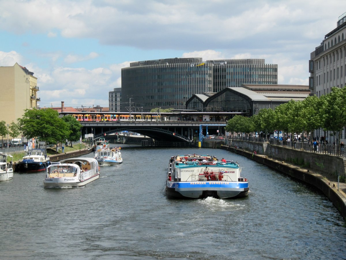 Blick auf die Spree vom Reichstagsufer (am ARD-Hauptstadtstudio) Richtung Bahnhof Friedrichstrasse und dem Melia Berlin (Hotel) am 07.07.2016. TMS Hermann Burmester (08043013) fährt die Spree zu Berg.