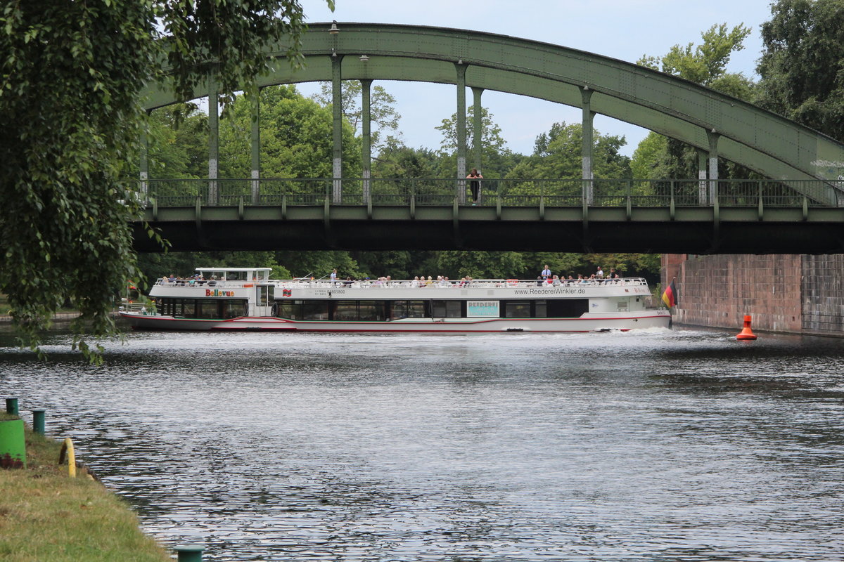Blick auf Spree und Teile der Schloßbrücke in Berlin-Charlottenburg am 05.07.2016. Das FGS Bellevue (04805800) drehte in  einem Zug  nach Backbord zu Berg.