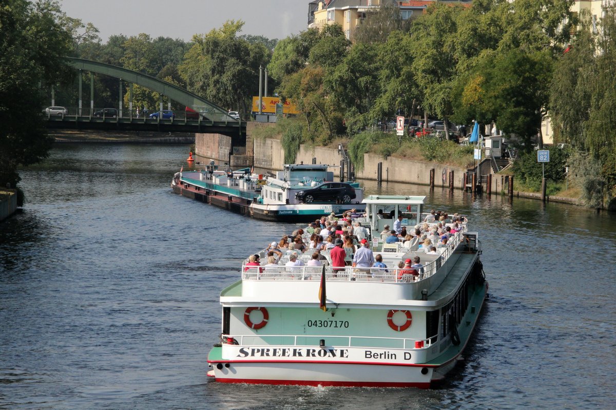 Blick auf die Spree zu Tal am 16.09.2016 zw. Caprivibrücke und Schloßbrücke im Berliner Bezirk Charlottenburg. FGS Spreekrone (04307170) folgt dem TMS Fueltrans (06000279).