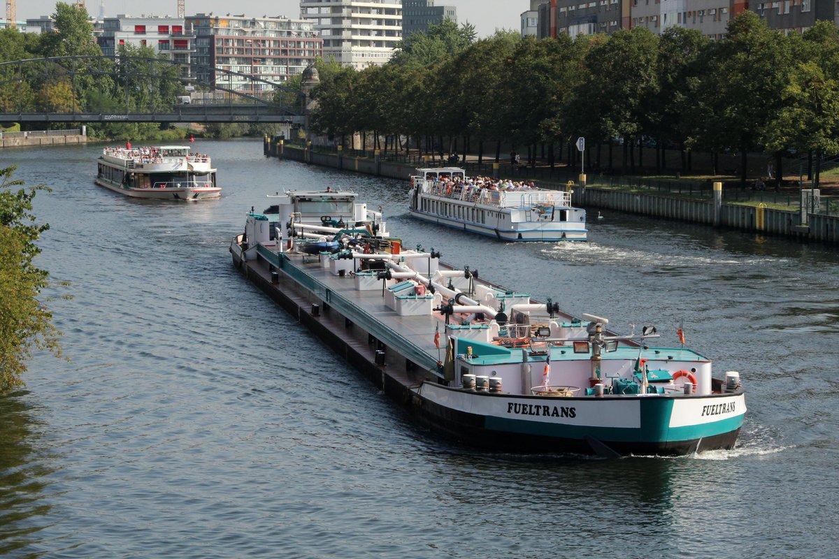 Blick auf die Spree zw. Caprivibrücke und Siemenssteg am 16.09.2016. Das TMS Fueltrans (06000279) und dahinter das FGS Spreekrone (04307170) sind auf Talfahrt. Das FGS Friedrichshain (05604080) fährt zu Berg Richtung Innenstadt - zu den Touri-Hochburgen. 