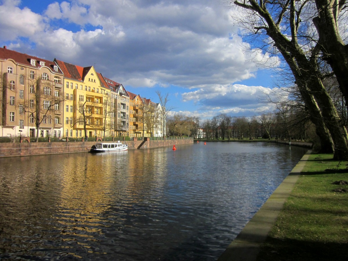 Blick auf die Spree zw. Schloßgarten Charlottenburg und Bonhoefferufer am 05.04.2015