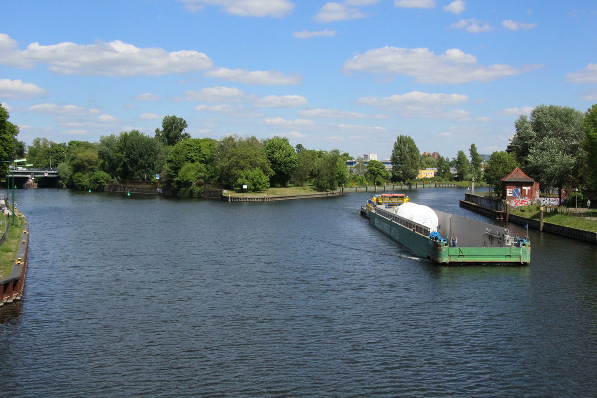 Blick auf die Spreemündung am 15.05.2020. Der Schubverband RoRo-GSL URSUS (04810440) & Schubboot RONJA (05802220) sind in die Havel zu Tal eingefahren.