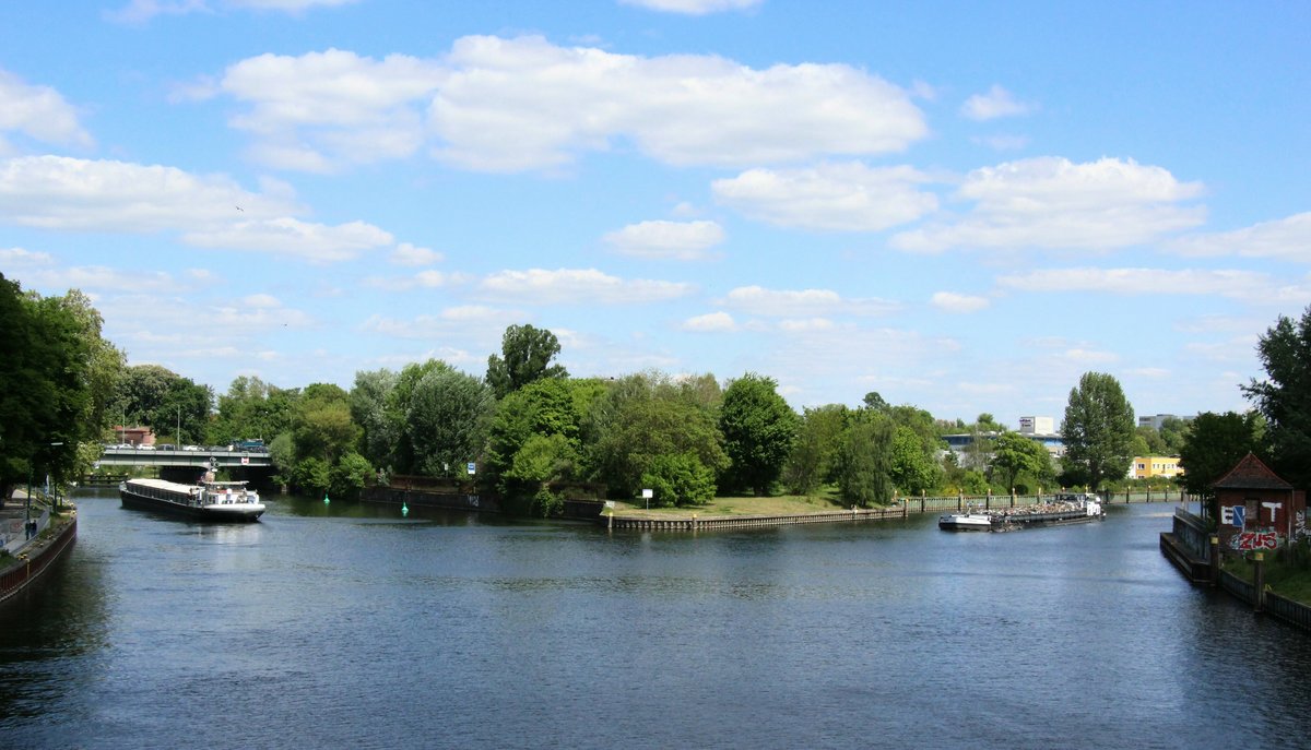 Blick auf die Spreemündung in Berlin-Spandau am 15.05.2020. GMS Odin (Rechts , 02006411) kam die Spree zu Tal und bog nach Backbord in die Havel zu Tal ein. GMS Consensus (02319490) fuhr in die Schleuse Spandau (hinter der Strassenbrücke) zu Berg ein. An dieser Stelle endet die 382km lange Spree , 182km sind Schiffbar.