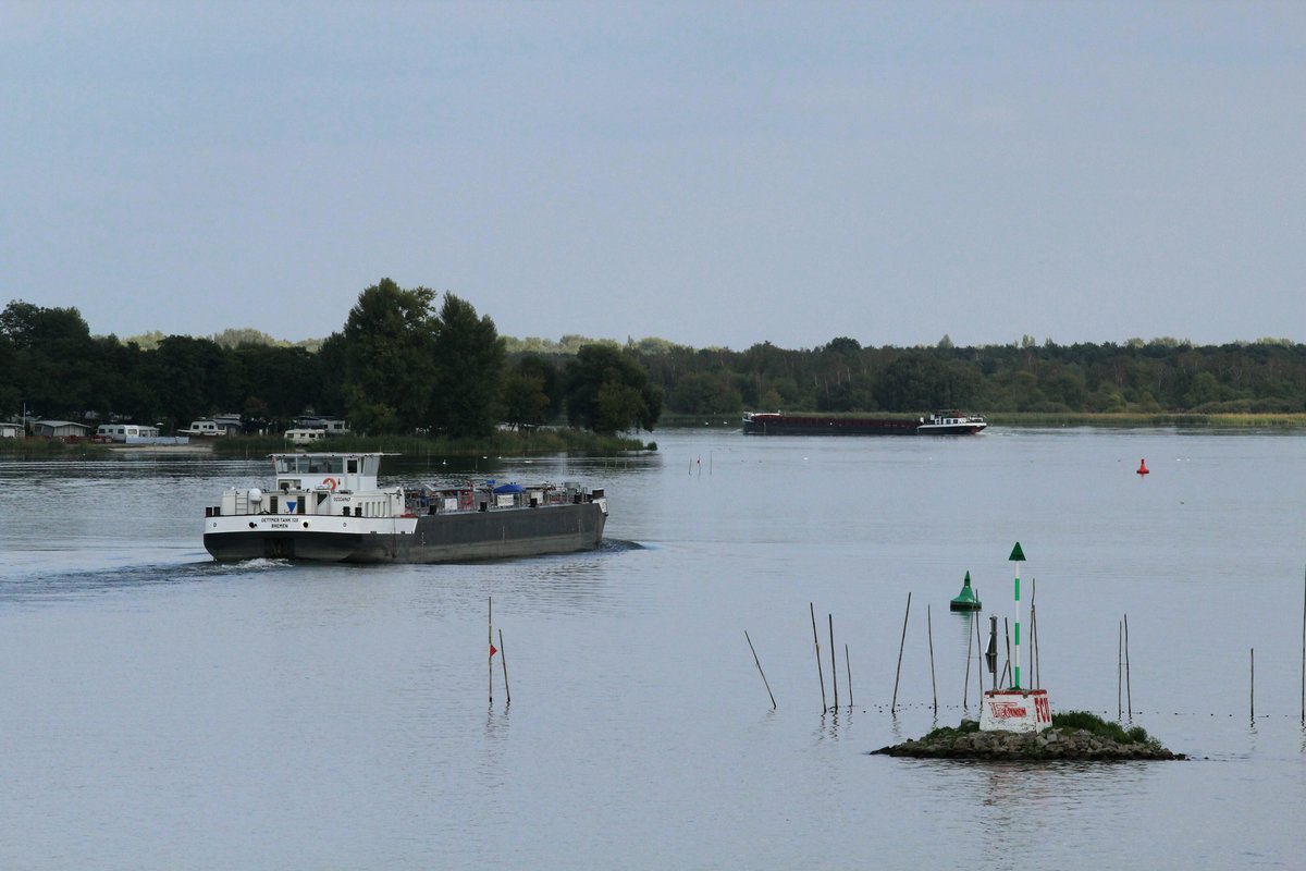 Blick auf Teile des Plauer Sees am 28.08.2018. GMS Mira (04400560 , im Hintergrund) und das TMS Dettmer Tank 120 (02336967) fuhren zu Berg Richtung Brandenburg/Havel.