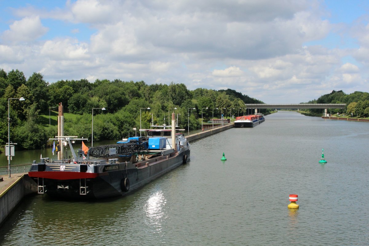 Blick auf den Unteren Vorhafen und den Elbeseitenkanal von der Schleuse Uelzen nach Norden am 19.07.2016. Uelzen I ist gesperrt , daher die Fahrwassertonnen. Vorne links liegt das Kranschiff Ijsseldelta (02324230) und weiter hinten der KVB GSL Segundo (02328003) & GMS BCF Glückauf (02325368).