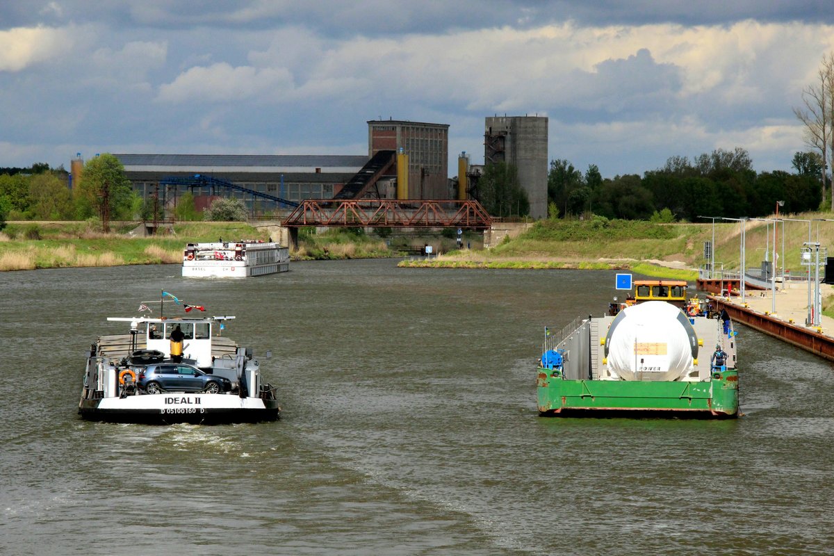 Blick auf den unteren Vorhafen der Schleuse Zerben / Elbe-Havelkanal am 26.04.2018. Das GMS Ideal II (05100160) wurde zu Tal geschleust und fuhr nach Berlin. Einfahrt erhalten hat der Schubverband mit SB Birk.B (05801510). Im Hintergrund das KFGS excellence coral (07001711).