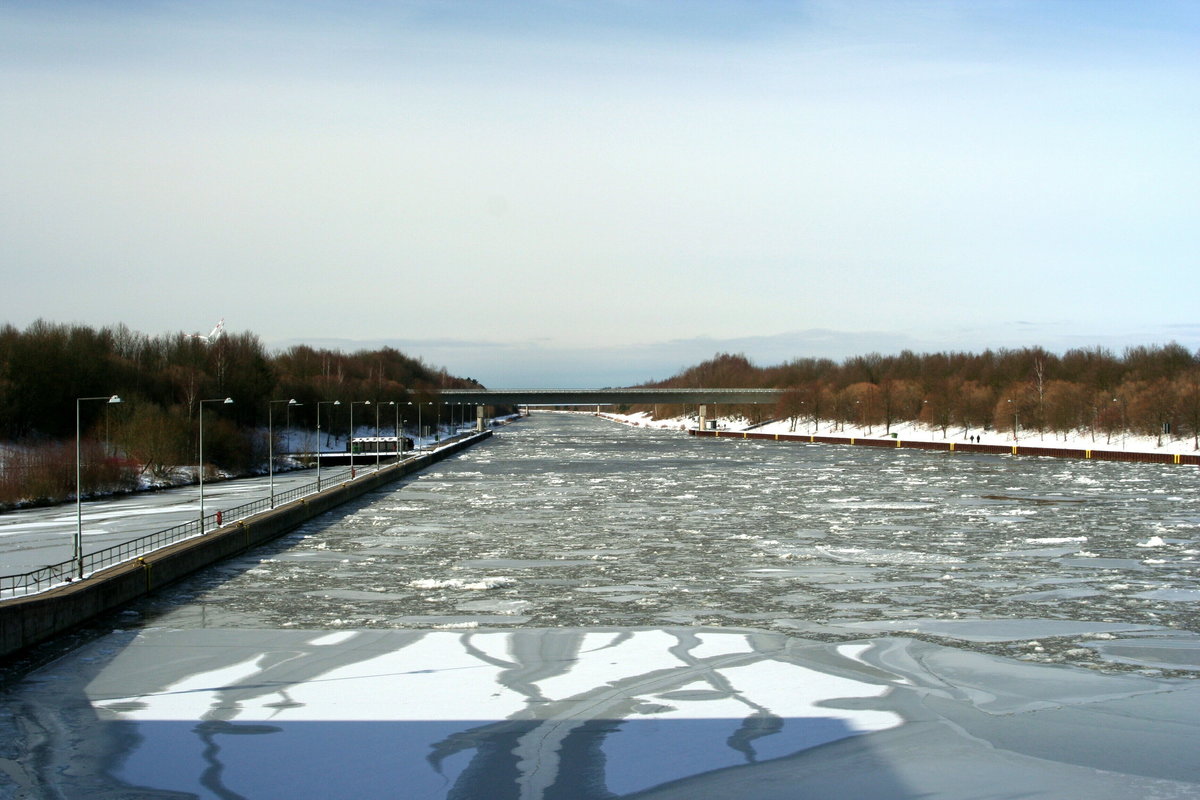 Blick auf den Unteren Vorhafen der Schleuse Uelzen / Elbe-Seitenkanal am 07.03.2010 zu Tal. Ein  Vorgeschmack  auf den kommenden Winter ?